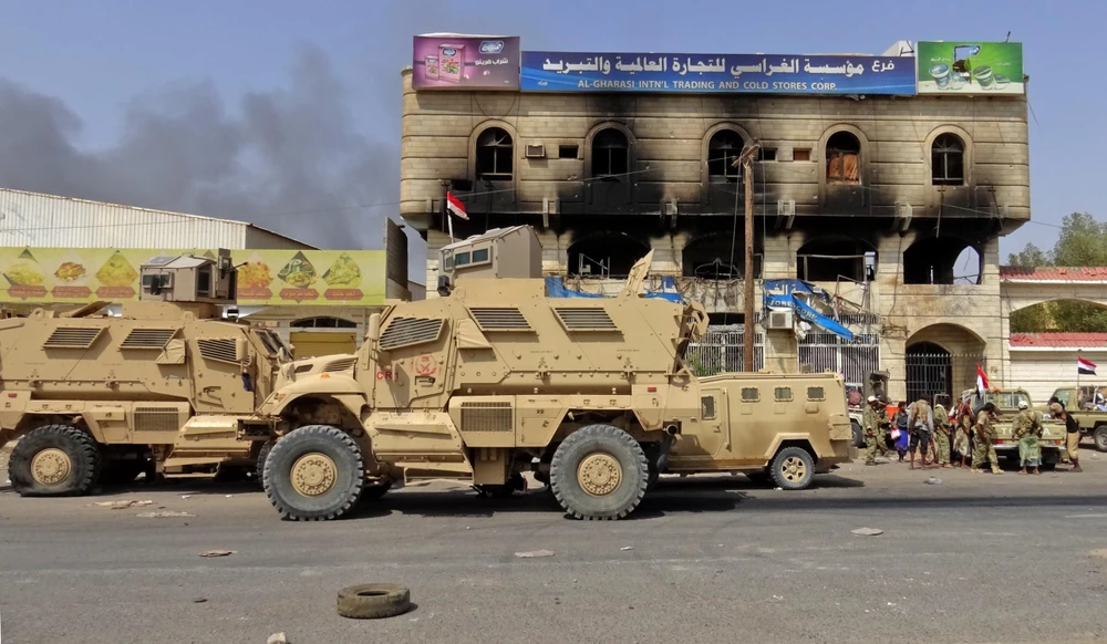 Các lực lượng ủng hộ Chính phủ Yemen tại cửa ngõ phía đông thành phố cảng Hodeida. (Ảnh: AFP/TTXVN)