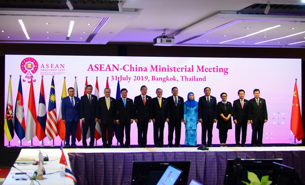 Các Bộ trưởng Ngoại giao ASEAN-Trung Quốc chụp ảnh chung. (Ảnh: Ngọc Quang- TTXVN)