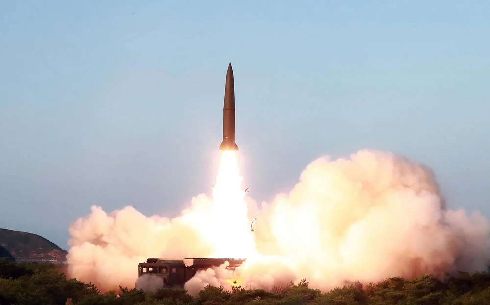 Một tên lửa dẫn đường chiến thuật mới được Triều Tiên phóng thử gần thị trấn ven biển phía Đông Wonsan được đăng hôm 26/7. (Ảnh: AFP/TTXVN)