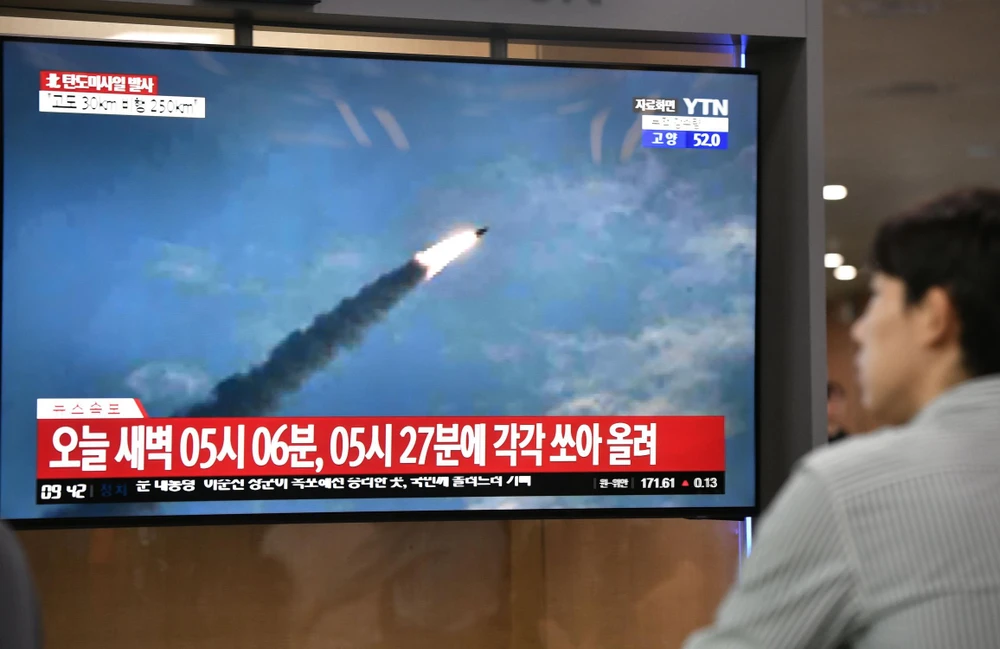 Người dân theo dõi về vụ phóng vật thể bay của Triều Tiên qua truyền hình ở nhà ga Seoul, Hàn Quốc ngày 31/7. (Ảnh: AFP/TTXVN)