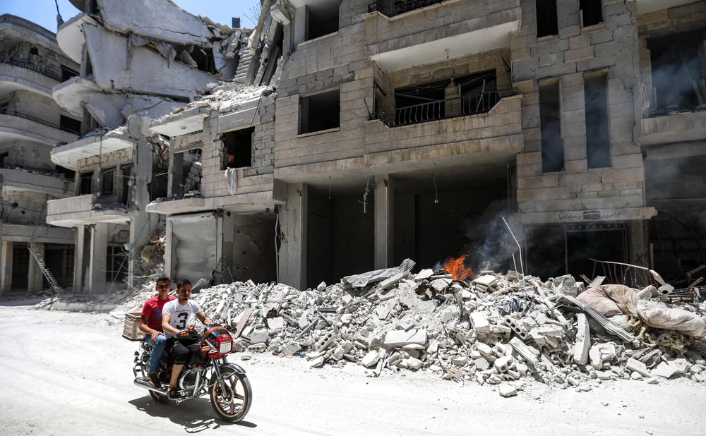 Cảnh đổ nát sau một cuộc không kích tại khu vực Jisr al-Shughur, tỉnh Idlib, Syria. (Ảnh: AFP/TTXVN)