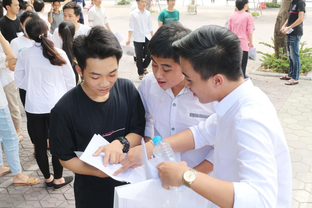 Các thi sinh ở điểm thi trường THPT chuyên Đại học Vinh (Nghệ An). (Ảnh: Nguyễn Oanh/TTXVN)