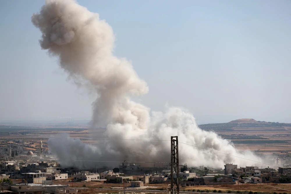 Khói bốc lên sau một cuộc không kích ở tỉnh Idlib, Syria ngày 19/7. (Ảnh: AFP/TTXVN)