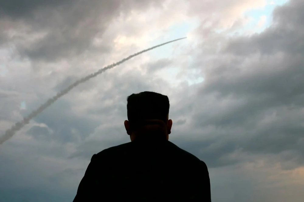 Nhà lãnh đạo Triều Tiên Kim Jong-un thị sát vụ phóng thử tên lửa đạn đạo tại một địa điểm không xác định ở Triều Tiên. (Ảnh: Yonhap/TTXVN)