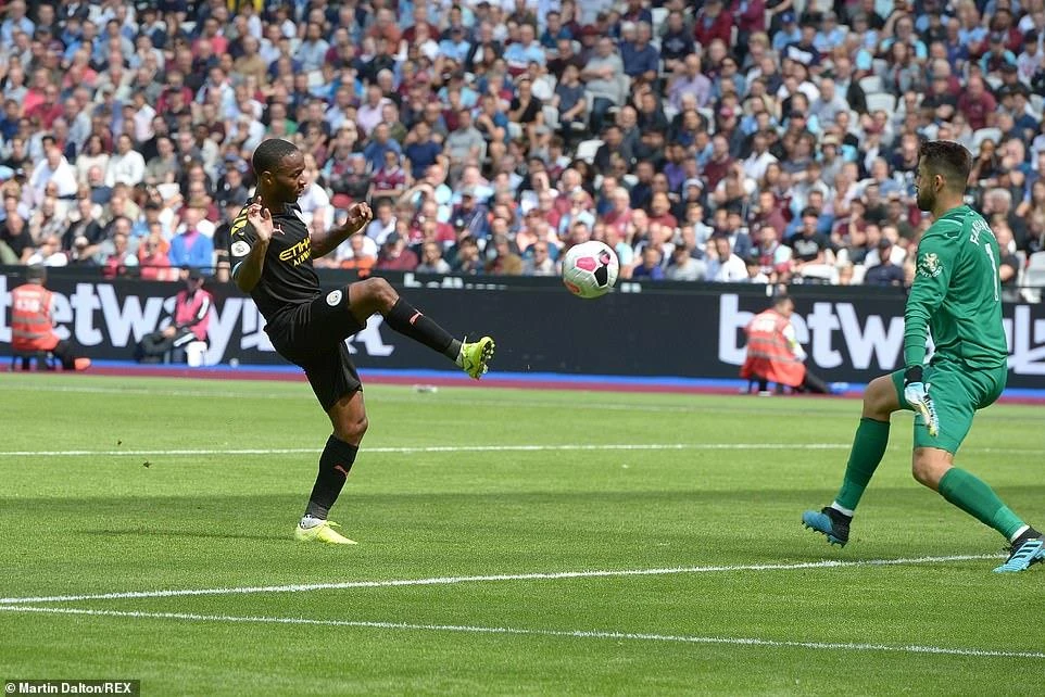 Sterling lập hat-trick giúp Man City thắng West Ham 5-0.