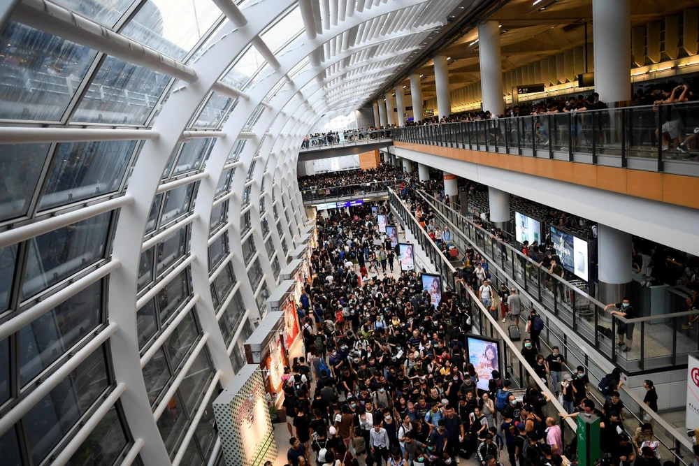 Người biểu tình tập trung tại sân bay quốc tế Hong Kong, Trung Quốc, ngày 12/8. (Ảnh: AFP/TTXVN)