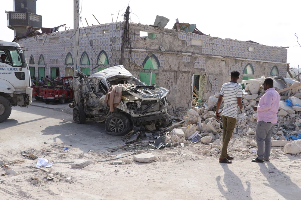 Hiện trường một vụ đánh bom xe tại Somalia. (Nguồn: AFP/TTXVN)