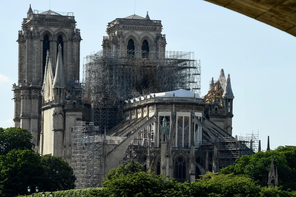 Nhà thờ Đức Bà tại Paris được tu sửa sau vụ cháy kinh hoàng ngày 31/5. (Ảnh: AFP/TTXVN)
