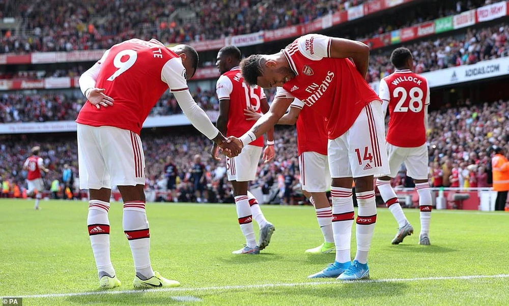 acazette và Aubameyang cùng ghi bàn, giúp Arsenal đánh bại Burnley 2-1.