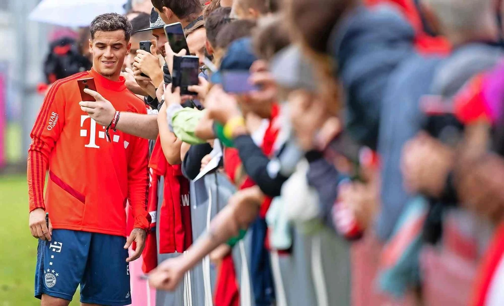 Coutinho chụp ảnh cùng người hâm mộ Bayern. (Nguồn: dpa)
