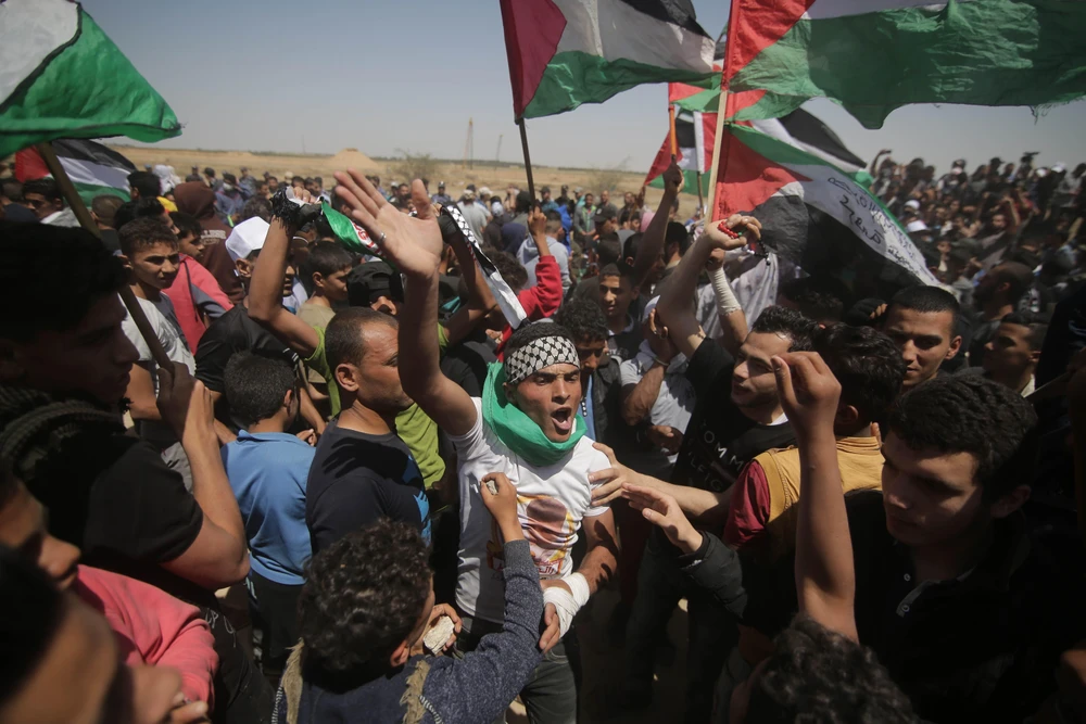 Người biểu tình Palestine đụng độ với binh sỹ Israel tại biên giới Dải Gaza - Israel. (Ảnh: THX/TTXVN)