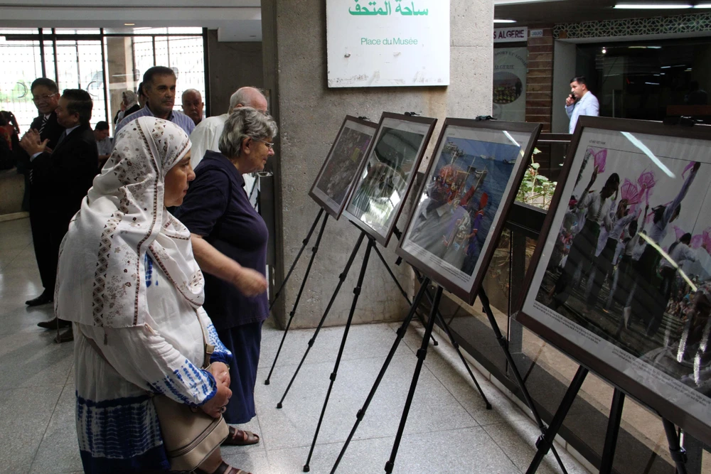 Khách tham quan tại buổi khai mạc Triển lãm ảnh "Khám phá Việt Nam" vào chiều ngày 27/8 tại thủ đô Algiers. (Ảnh: Tấn Đạt/TTXVN)