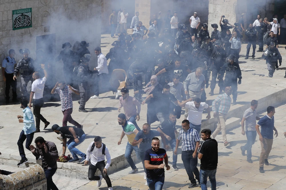 Quang cảnh cuộc đụng độ giữa người biểu tình Palestine và cảnh sát Israel tại đền Al-Aqsa ở Jerusalem. (Ảnh: AFP/TTXVN)