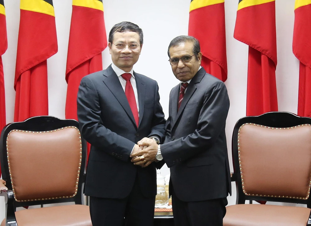 Đặc phái viên của Thủ tướng Chính phủ Việt Nam, Bộ trưởng Bộ Thông tin và Truyền thông Nguyễn Mạnh Hùng đến chào Thủ tướng Timor Leste Taur Matan Ruak. (Ảnh: Phúc Hằng/TTXVN)