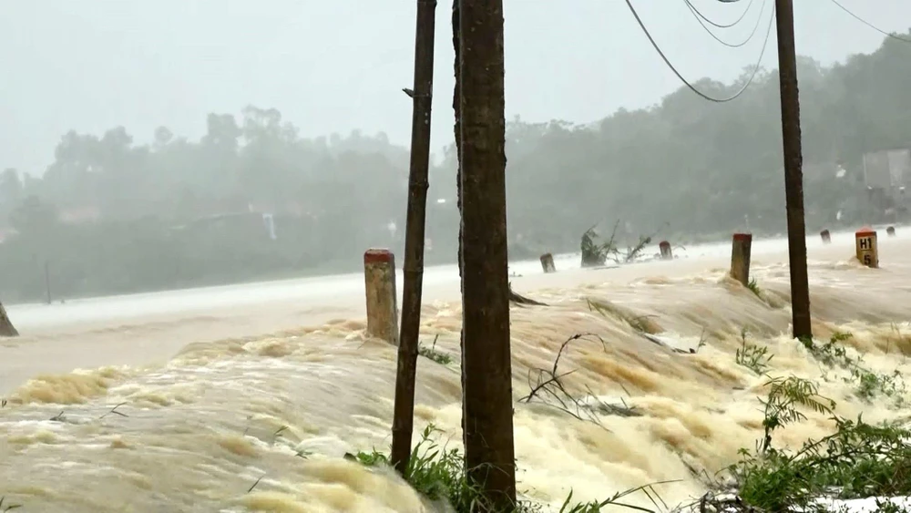 Nước lên cao làm ngập cánh đồng, đường giao thông tại huyện miền núi Thạch Thành (Thanh Hóa). (Ảnh: Đình Nam/TXVN)