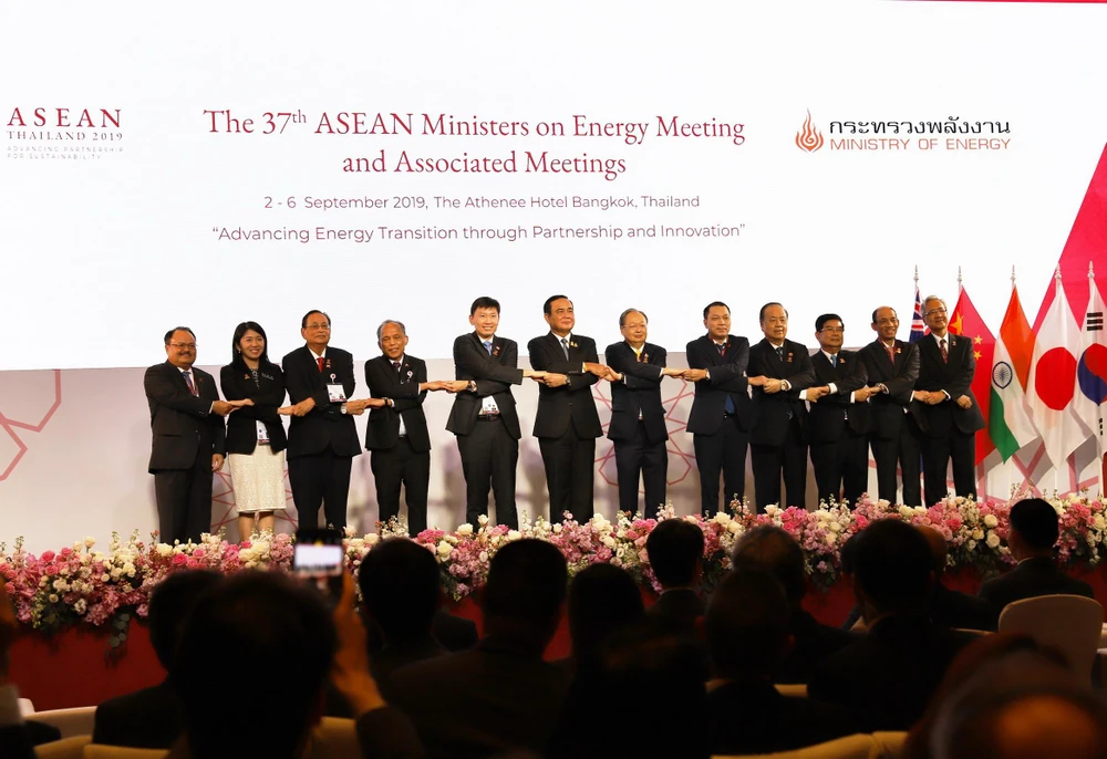 Thủ tướng Thái Lan Prayut Chan-o-cha chụp ảnh cùng các trưởng đoàn. (Ảnh: Hữu Kiên/TTXVN)