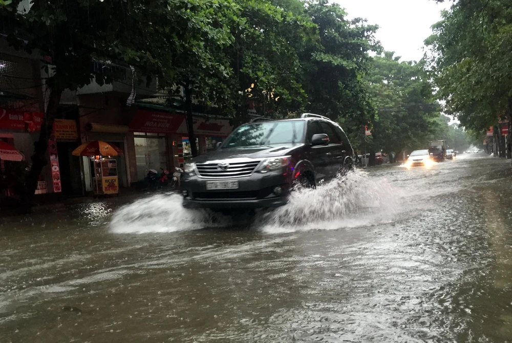 Mưa lớn khiến tuyến đường ở thành phố Vinh (Nghệ An) bị ngập. (Ảnh: Tá Chuyên/TTXVN)
