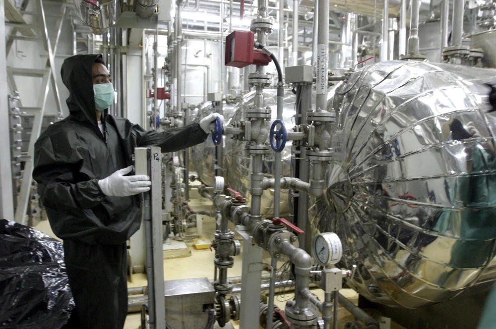 Kỹ thuật viên làm việc tại cơ sở làm giàu urani ở Isfahan, Iran. (Ảnh: AFP/TTXVN)