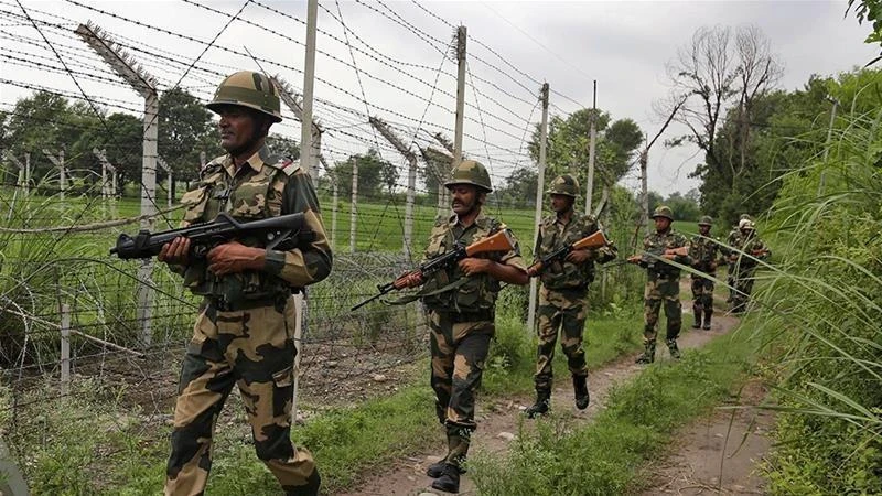 Binh sỹ Ấn Độ tuần tra gần Đường Ranh giới kiểm soát (LoC) ở khu vực Kashmir. (Ảnh: AP/TTXVN)