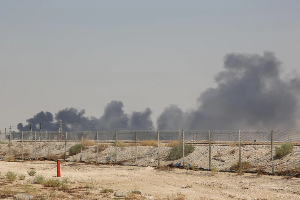 Khói bốc lên từ nhà máy lọc dầu Aramco ở Abqaiq, miền Đông Saudi Arabia sau vụ tấn công ngày 14/9. (Ảnh: AFPF/TTXVN)