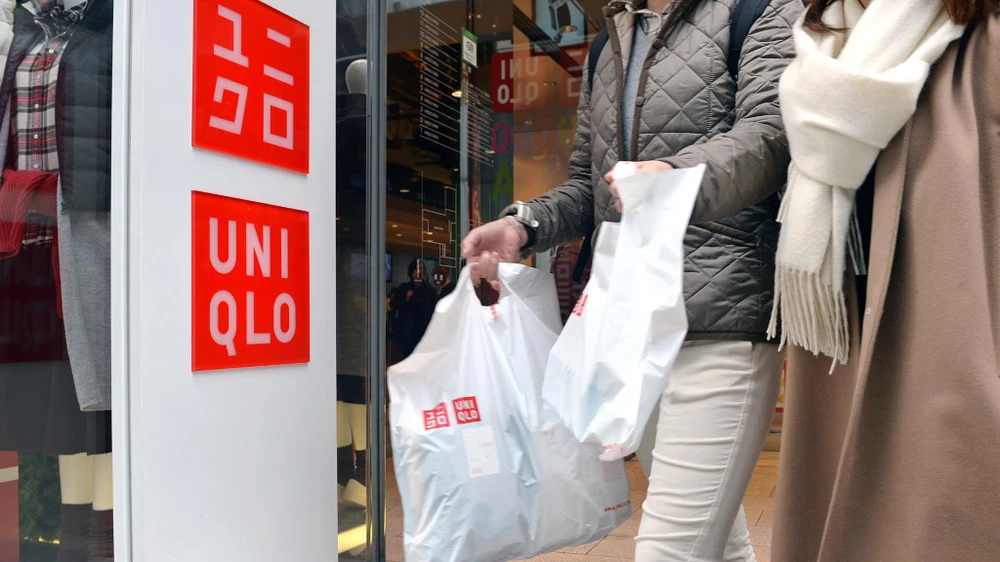 Uniqlo ra sản phẩm may mặc làm từ nhựa tái chế. (Nguồn: nikkei.com)