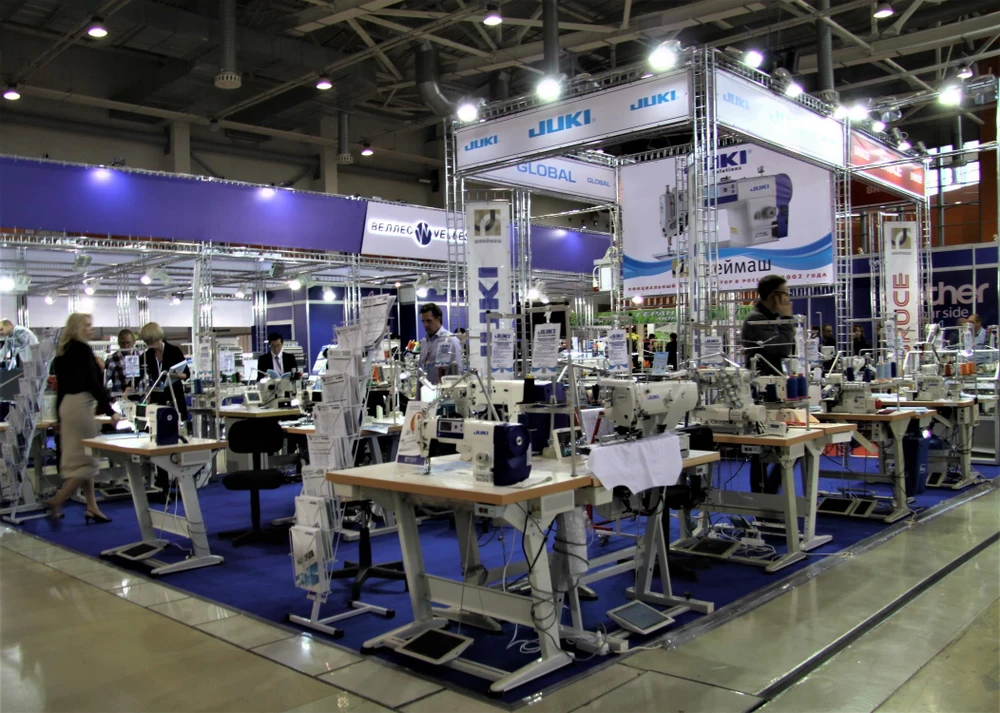 Nhiều máy móc thiết bị trong ngành công nghiệp dệt may được trưng bày tại triển lãm. (Ảnh: Dương Trí/TTXVN)