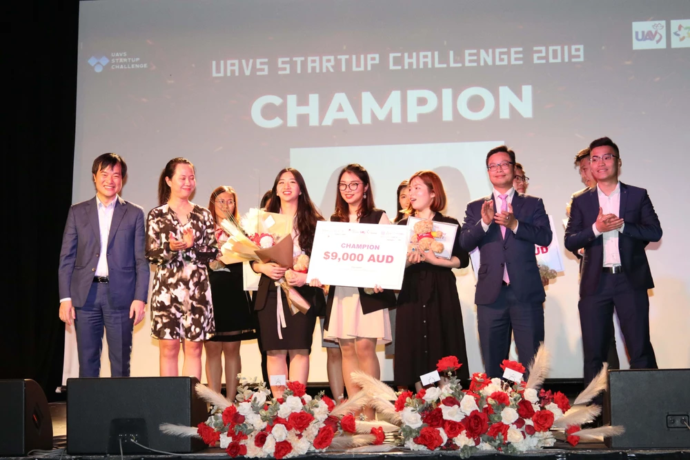  Đội The Sister Bag của ba cô gái đến từ Đại học Công nghệ Sydney (UTS) giành giải nhất cuộc thi UAVS Startup Challenge 2019. (Ảnh: Diệu Linh/Vietnam+)