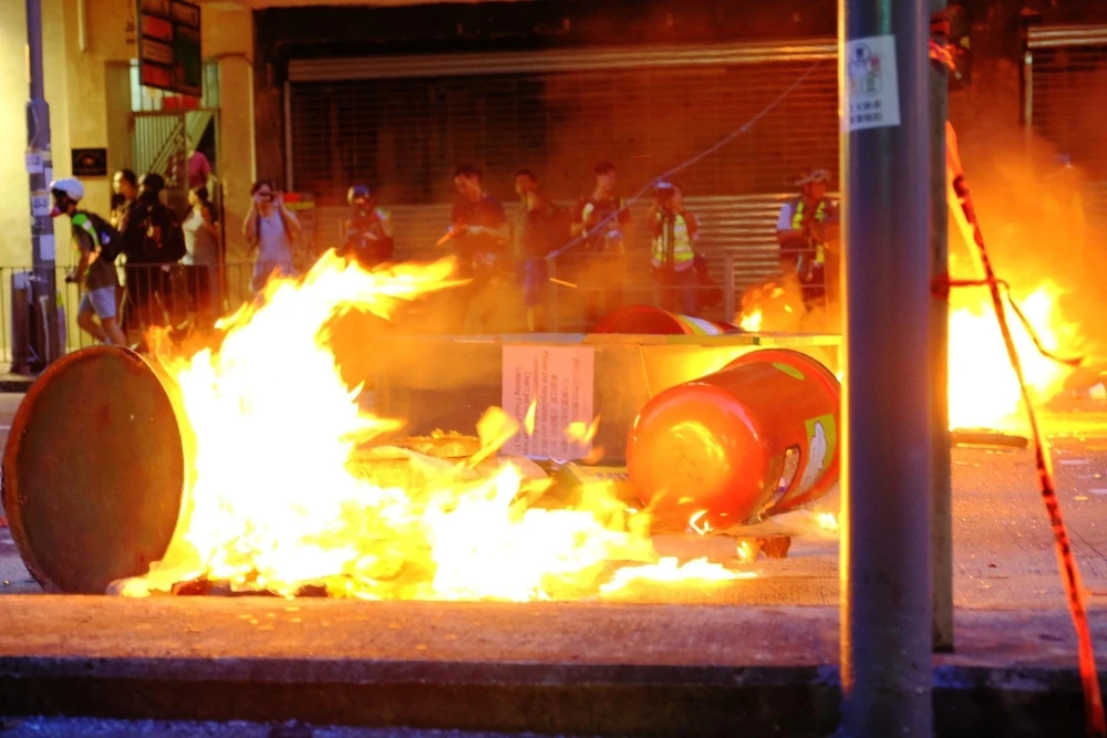 Người biểu tình đốt phá trên đường phố tại Wan Chai, Hong Kong, Trung Quốc, ngày 15/9. (Ảnh: THX/TTXVN)