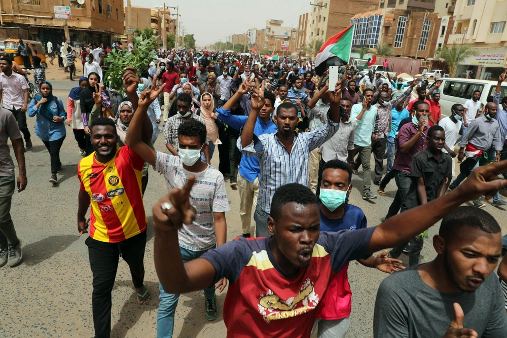 Hàng chục nghìn người Sudan tham gia biểu tình tại thủ đô Khartoum. (Ảnh: THX/TTXVN)