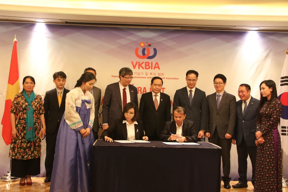 VKBIA ký kết thỏa thuận với Hiệp hội Trang trại và Doanh nghiệp Nông nghiệp Việt Nam (VFAEA). (Ảnh: Mạnh Hùng/TTXVN)