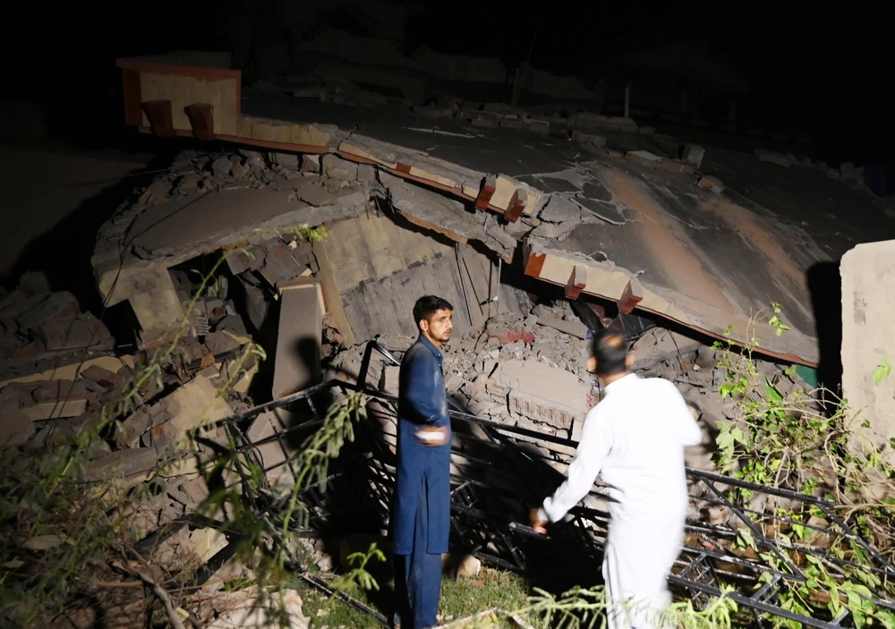 Ngôi nhà bị sập do động đất ở ngoại ô huyện Mirpur, khu vực Kashmir do Pakistan kiểm soát, ngày 24/9/2019. (Ảnh: AFP/TTXVN)