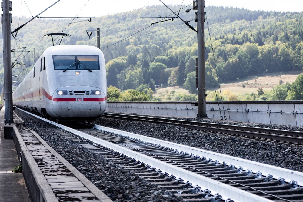Hệ thống đường ray được sơn trắng chống nóng tại Spangenberg, Tây Đức. (Ảnh: AFP/TTXVN)