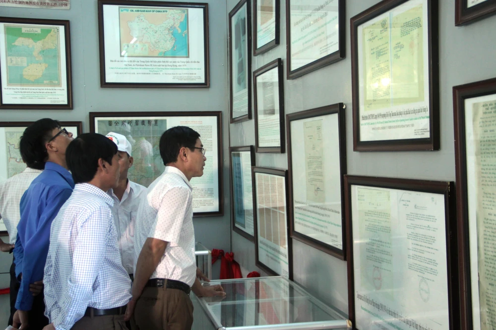 Hình ảnh một buổi Triển lãm tư liệu 'Hoàng Sa, Trường Sa của Việt Nam - Những bằng chứng lịch sử và pháp lý.' (Ảnh: Trịnh Bang Nhiệm/TTXVN)