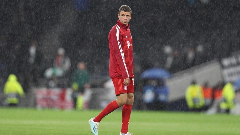 Thomas một mình trong mưa. (Ảnh: Eurosport)