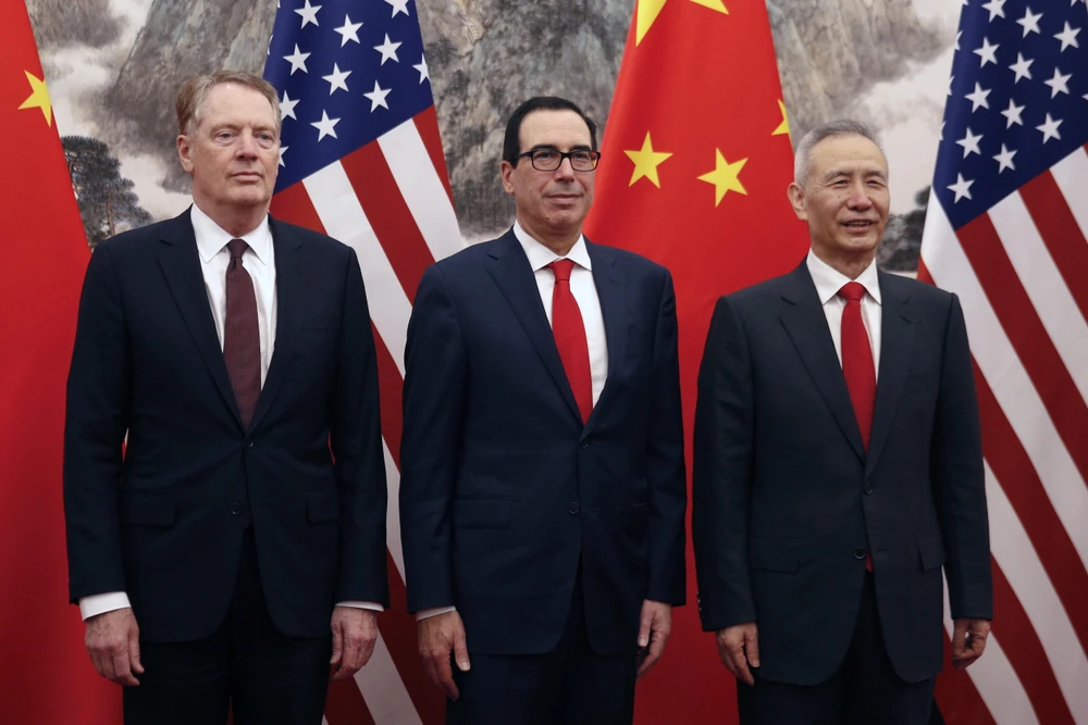 (Từ trái sang): Đại diện Thương mại Mỹ Robert Lighthizer, Bộ trưởng Tài chính Steven Mnuchin và Phó Thủ tướng Trung Quốc Lưu Hạc . (Ảnh: AFP/TTXVN)