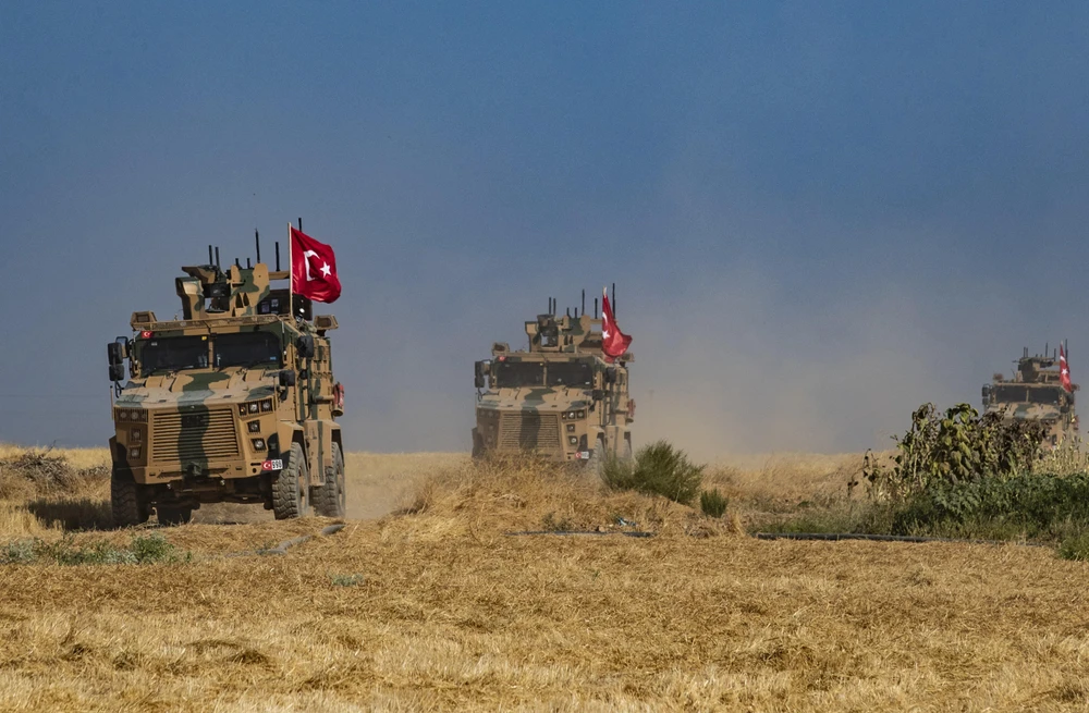 Xe quân sự Thổ Nhĩ Kỳ tuần tra tại làng al-Hashisha, ngoại ô Tal Abyad, Syria. (Ảnh: AFP/TTXVN)