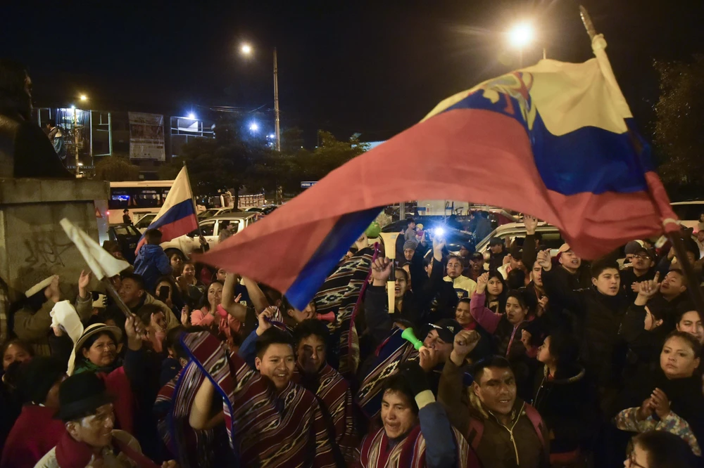 Người dân vui mừng khi Chính phủ Ecuador và lãnh đạo các cộng đồng thổ dân đạt thỏa thuận chấm dứt bất ổn, tại Quito. (Ảnh: AFP/TTXVN)