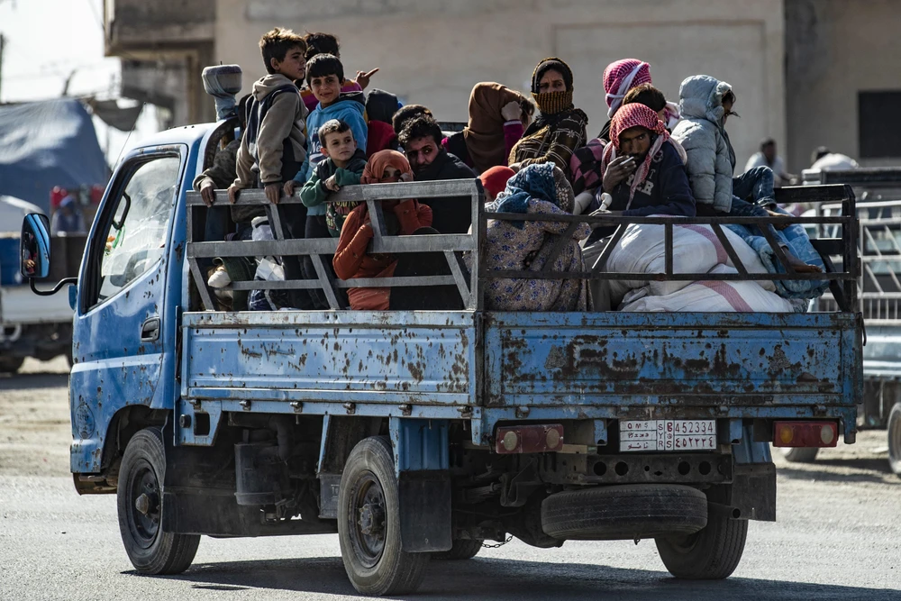 Người dân Syria sơ tán tránh chiến sự tại thị trấn Ras al-Ain ngày 15/10/2019. (Ảnh: AFP/TTXVN)