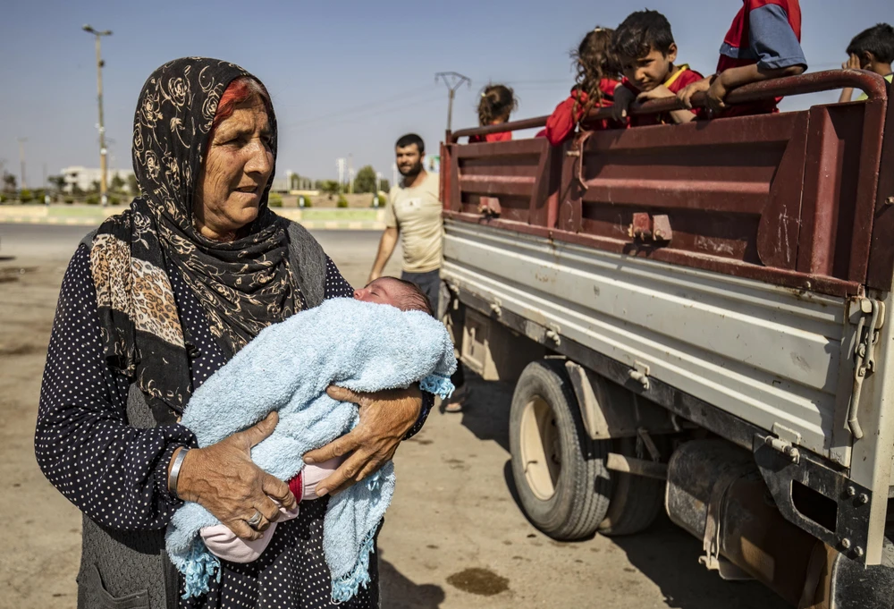 Người dân sơ tán khỏi các khu vực xung đột tại tỉnh Hasakeh, đông bắc Syria. (Ảnh: AFP/TTXVN)