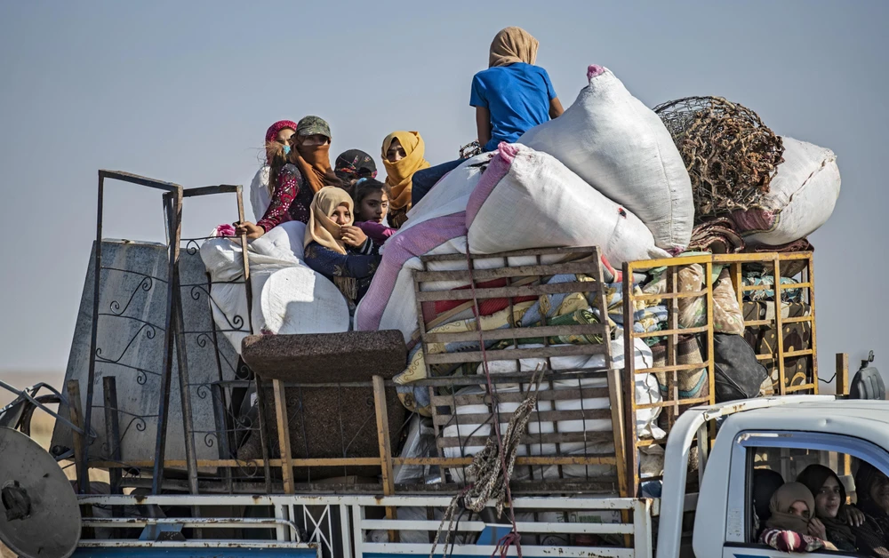 Người dân sơ tán khỏi các khu vực xung đột tại tỉnh Hasakeh, đông bắc Syria, ngày 10/10. (Ảnh: AFP/TTXVN)