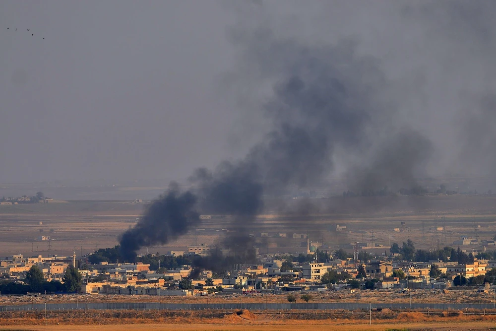 Khói bốc lên sau một cuộc tấn công của Thổ Nhĩ Kỳ tại thành phố Ras al-Ain, Syria, ngày 10/10. (Ảnh: THX/TTXVN)