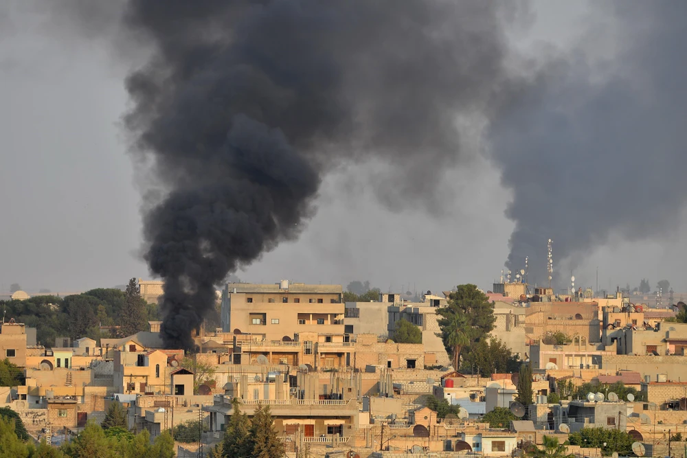 Khói bốc lên tại thành phố Ras al-Ain, miền Bắc Syria sau các cuộc tấn công của quân đội Thổ Nhĩ Kỳ nhằm vào lực lượng người Kurd. (Ảnh: AFP/TTXVN)