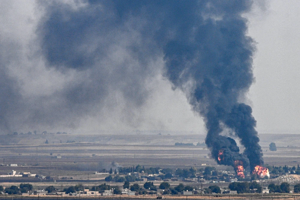 Khói bốc lên sau các cuộc giao tranh ác liệt tại thị trấn biên giới Ras al-Ain, Syria, ngày 17/10. (Ảnh: AFP/TTXVN)