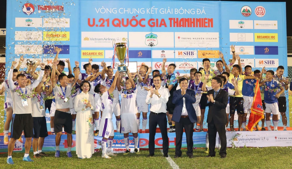 U21 Hà Nội giương cao cúp vô địch. (Ảnh: Dư Toán/TTXVN)