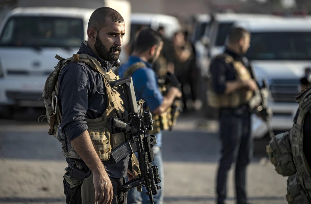 Thành viên Các Lực lượng Dân chủ Syria (SDF) ở gần thị trấn Hasakeh ngày 10/10. (Ảnh: AFP/TTXVN)