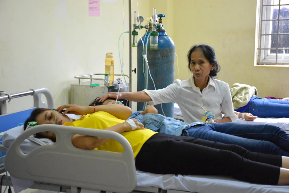 Các bệnh nhân bị ngộ độc khí tại Công ty Trách nhiệm hữu hạn Golden Victory Việt Nam được điều trị tại Trung tâm y tế huyện Nghĩa Hưng. (Ảnh Công Luật/TTXVN)