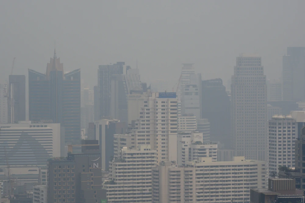 Khói bụi ô nhiễm bao phủ tại Bangkok, Thái Lan. (Ảnh: AFP/ TTXVN)