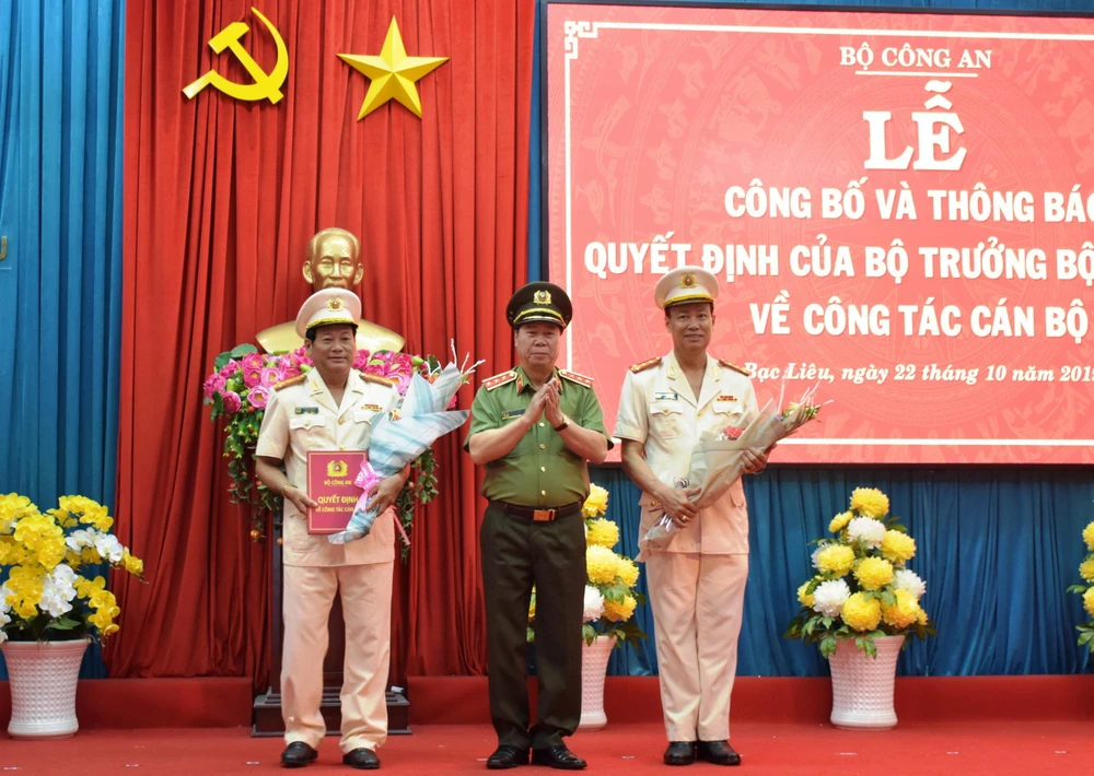 Thứ trưởng Bùi Văn Nam tặng hoa chúc mừng Đại tá Lê Tấn Tới và Đại tá Trần Phong. (Ảnh:TTXVN)