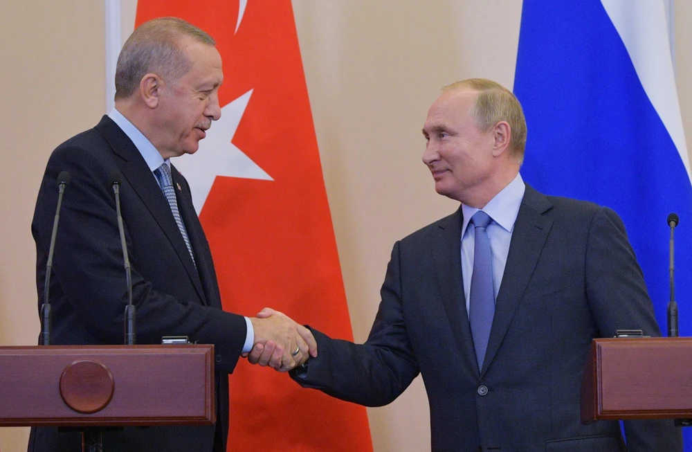 Tổng thống Nga Vladimir Putin (phải) và Tổng thống Thổ Nhĩ Kỳ Recep Tayyip Erdoga. (Ảnh: THX/TTXVN)