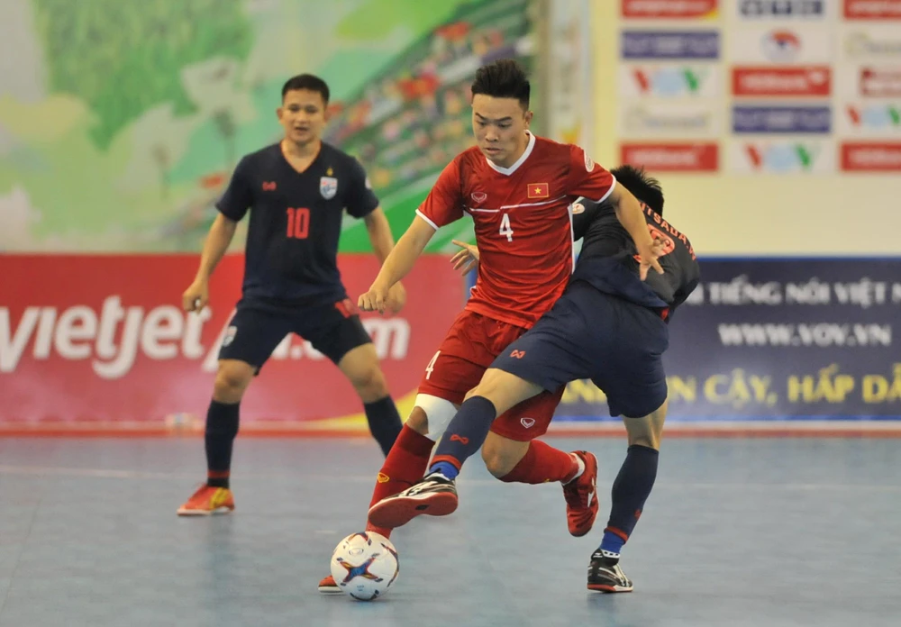 Tuyển futsal Việt Nam (áo đỏ) để thua Thái Lan ở bán kết.